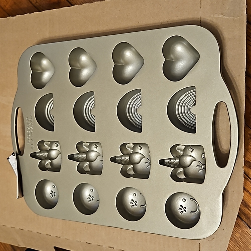 Williams Sonoma Flour Shop 16 Cavity Nonstick Cakelet Pan